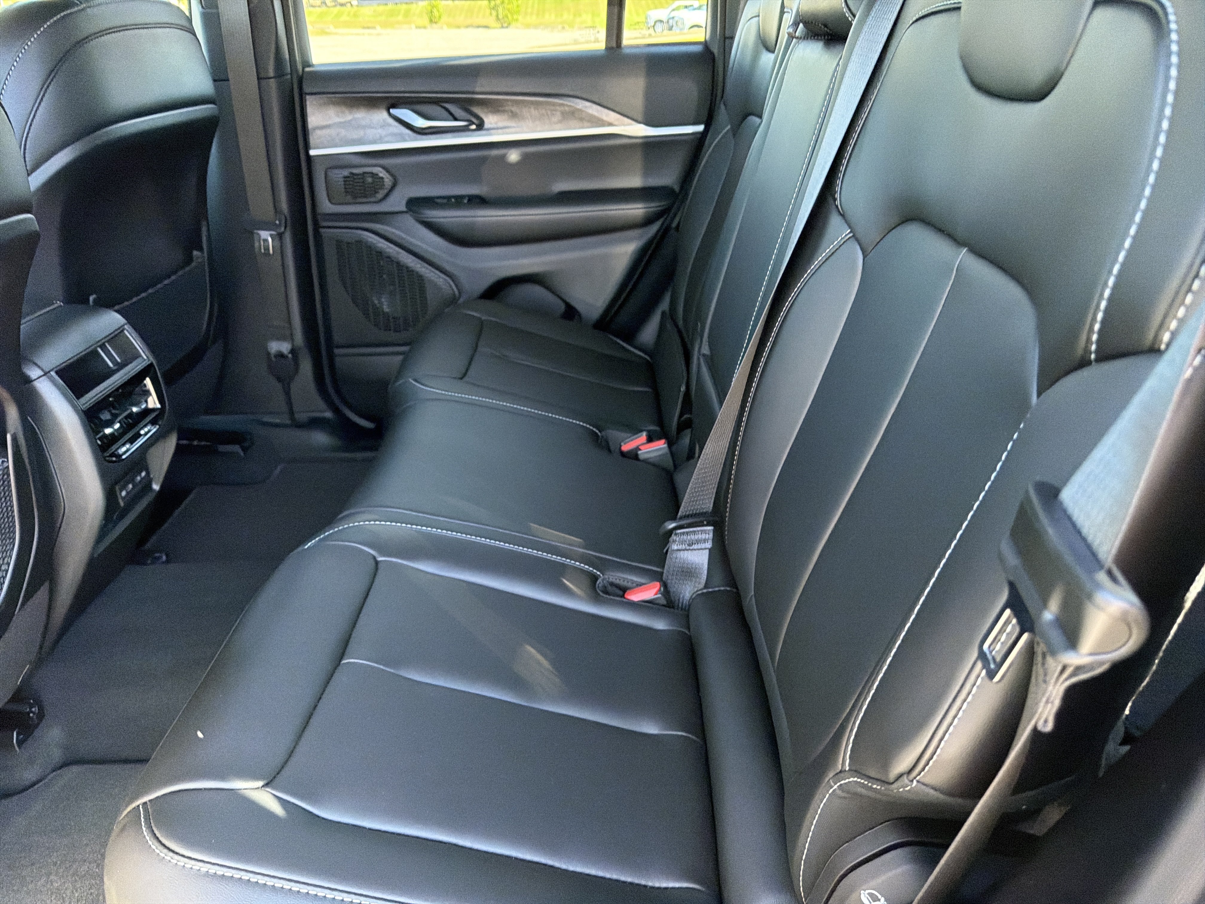 New 2027 Jeep Grand Cherokee Limited AWD/4WD image 13