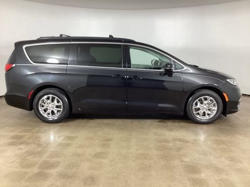 Used 2022 Chrysler Pacifica Touring-L FWD image 5