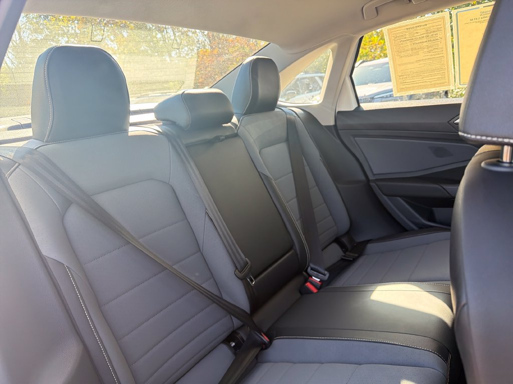Certified 2025 Volkswagen Jetta SE FWD image 29