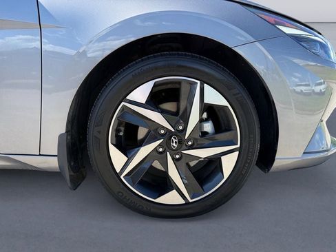 Used 2023 Hyundai Elantra SEL w/ Convenience Package FWD image 9