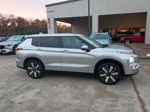 Used 2025 Mitsubishi Outlander SE image 7