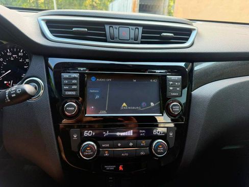 Used 2016 Nissan Rogue SL FWD image 31