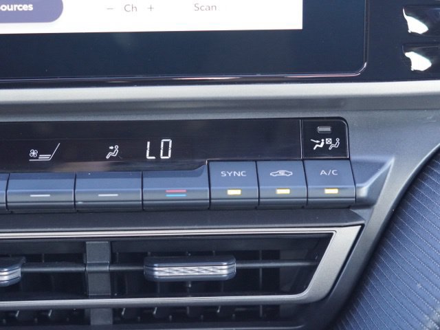 Used 2025 Toyota Camry SE FWD image 30