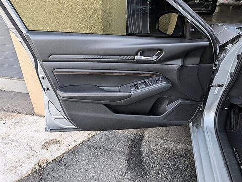 Used 2021 Nissan Altima 2.5 SR w/ SR Premium Package FWD image 18