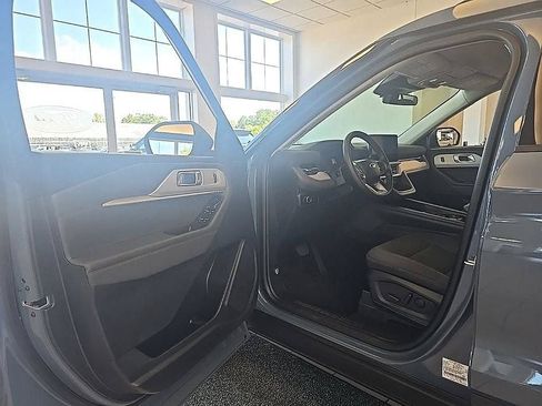 Used 2025 Ford Explorer Active AWD/4WD image 12