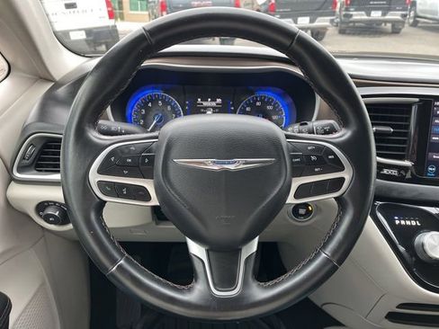 Used 2018 Chrysler Pacifica Touring-L w/ Premium Audio Group FWD image 39
