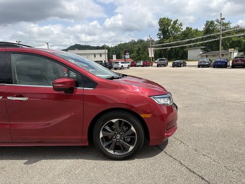Used 2024 Honda Odyssey Elite image 2