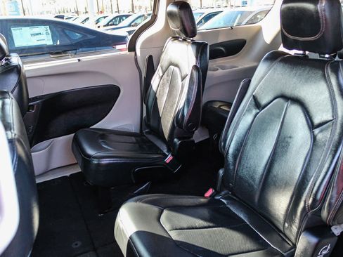 Used 2018 Chrysler Pacifica Touring-L image 18