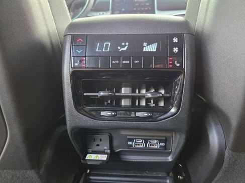 Used 2024 Jeep Grand Cherokee L Limited AWD/4WD image 17