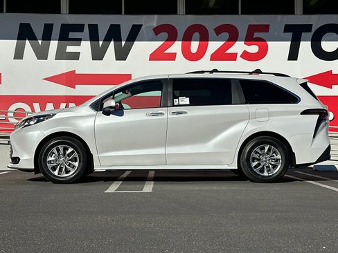 New 2026 Toyota Sienna XLE image 2
