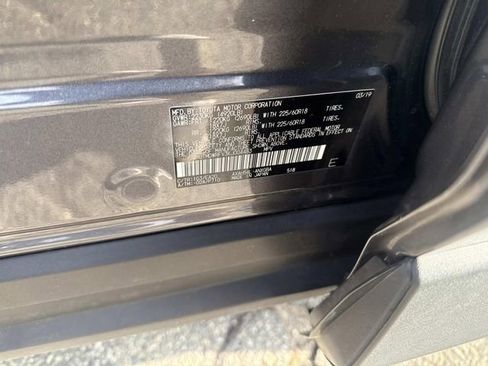 Used 2019 Toyota RAV4 Limited image 22