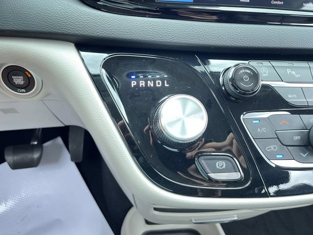 Used 2024 Chrysler Pacifica Touring-L FWD image 15