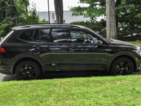 Used 2024 Volkswagen Tiguan SE R-Line AWD/4WD image 9