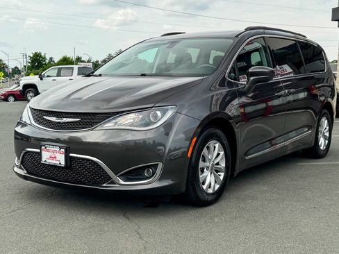 Used 2017 Chrysler Pacifica Touring-L FWD image 7