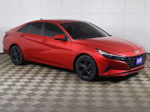 Used 2023 Hyundai Elantra SEL w/ Preferred Accessory Package FWD image 2