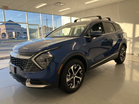 Used 2024 Kia Sportage EX image 3