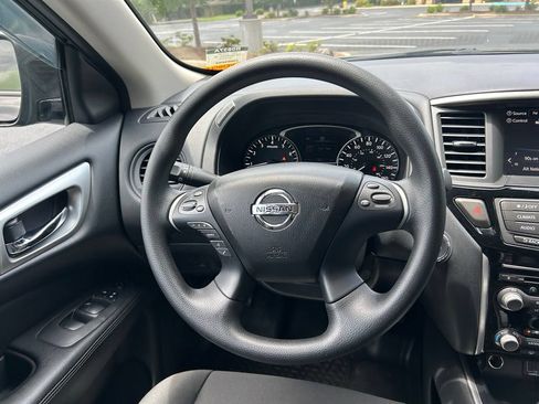 Used 2020 Nissan Pathfinder S FWD image 17