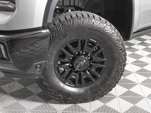 Used 2024 Chevrolet Silverado 2500 ZR2 w/ Technology Package image 33