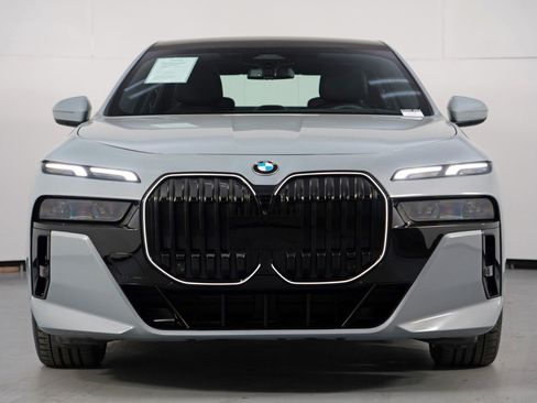 Used 2024 BMW 740i w/ Premium Package 2 RWD image 7