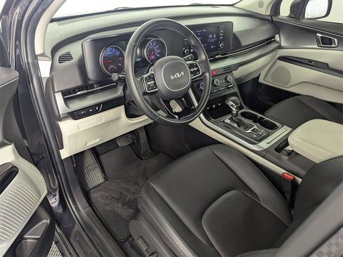 Used 2022 Kia Carnival LX image 11