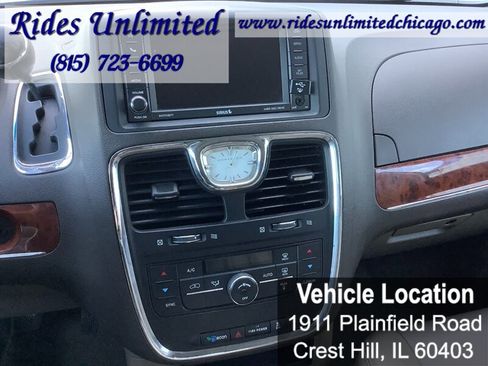 Used 2014 Chrysler Town & Country Touring FWD image 18