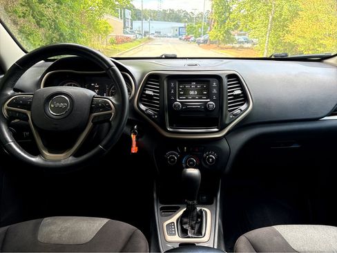 Used 2018 Jeep Cherokee Latitude w/ Altitude Package FWD image 6