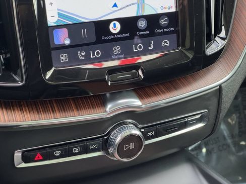 Certified 2023 Volvo XC60 B5 Plus w/ Climate Package FWD image 18