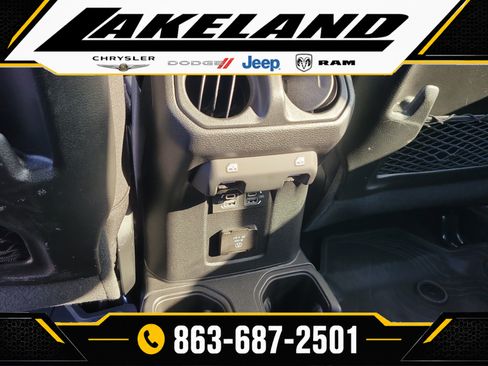 Used 2024 Jeep Gladiator Mojave AWD/4WD image 14