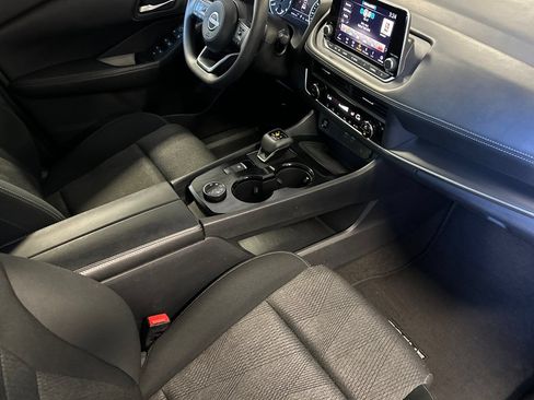 Used 2024 Nissan Rogue SV AWD/4WD image 16