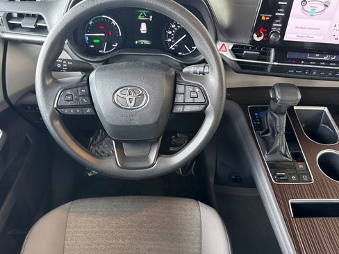 Certified 2023 Toyota Sienna LE image 17