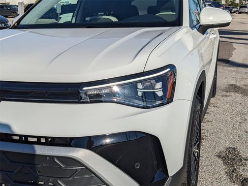 Certified 2025 Volkswagen Taos SE image 9