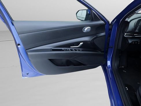 Used 2021 Hyundai Elantra SE image 15