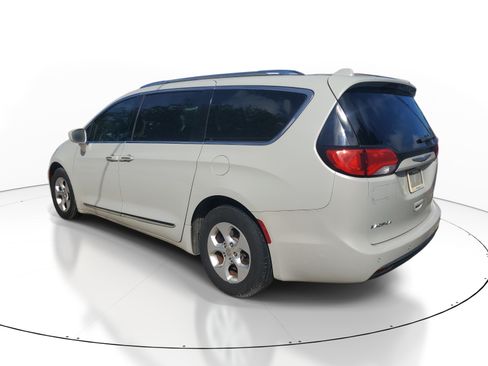 Used 2017 Chrysler Pacifica Touring-L Plus FWD image 7