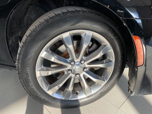 Used 2018 Chrysler 300 Touring image 9