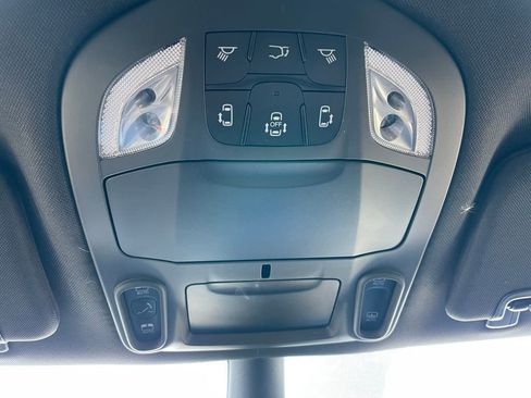 Used 2025 Chrysler Pacifica Limited FWD image 21
