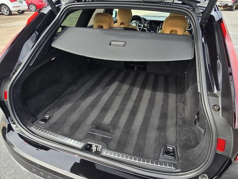 Used 2021 Volvo V90 T6 Cross Country image 29