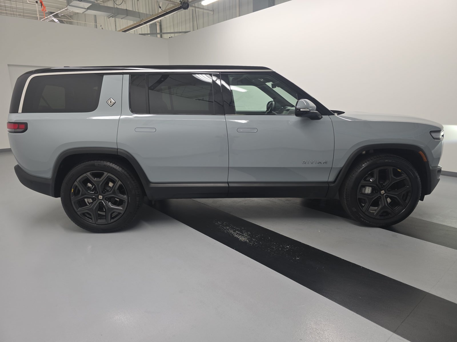 Used 2025 Rivian R1S Adventure Dual AWD/4WD image 8