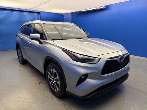 Used 2024 Toyota Highlander XLE image 2