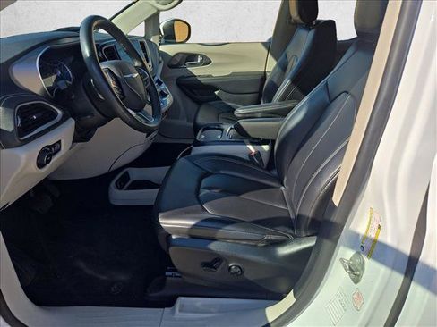Used 2023 Chrysler Pacifica Touring-L FWD image 15