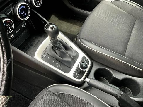 Used 2022 Hyundai Venue Limited FWD image 17