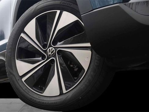 New 2025 Volkswagen Taos SE image 3