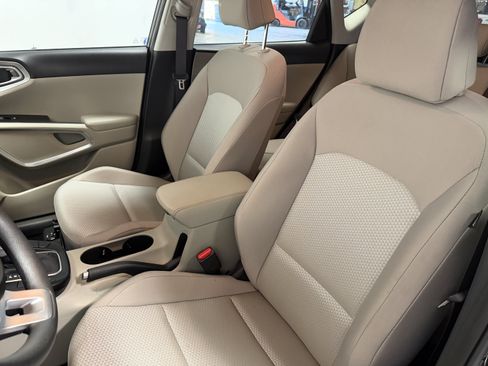 Used 2025 Kia Soul LX w/ LX Technology Package FWD image 19