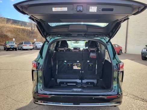 Used 2023 Toyota Sienna Platinum image 11
