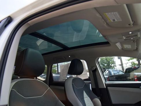 Used 2025 Volkswagen Taos SE w/ Panoramic Sunroof Package FWD image 28
