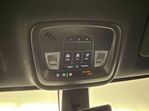 Used 2023 Chevrolet Traverse Premier FWD image 28