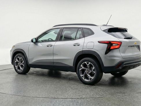 Used 2025 Chevrolet Trax LT FWD image 6
