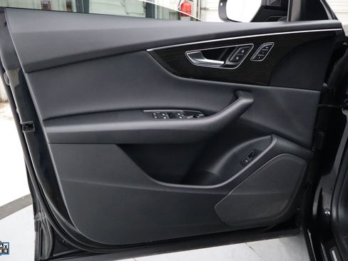 Used 2022 Audi Q8 Premium image 13