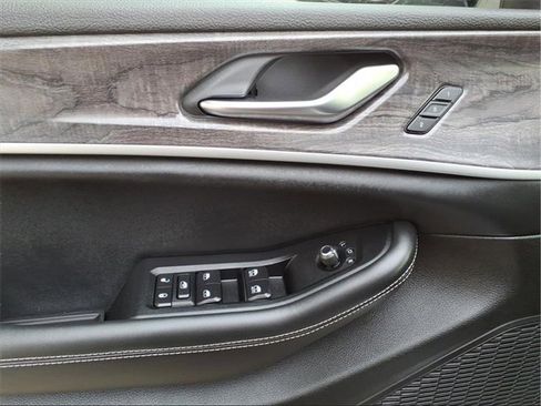 Used 2023 Jeep Grand Cherokee Limited image 11