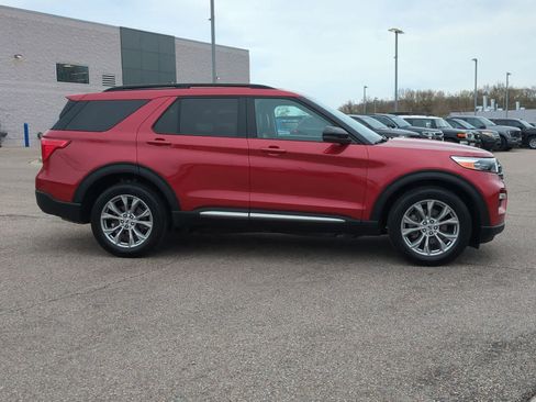 Used 2024 Ford Explorer XLT w/ Equipment Group 202A AWD/4WD image 9