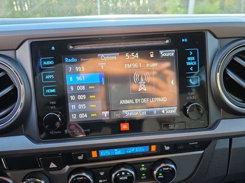 Used 2017 Toyota Tacoma TRD Sport image 22